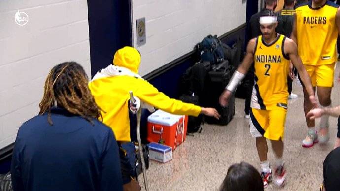 哈里伯顿赛后拄拐等队友返回 一一拥抱感人至深