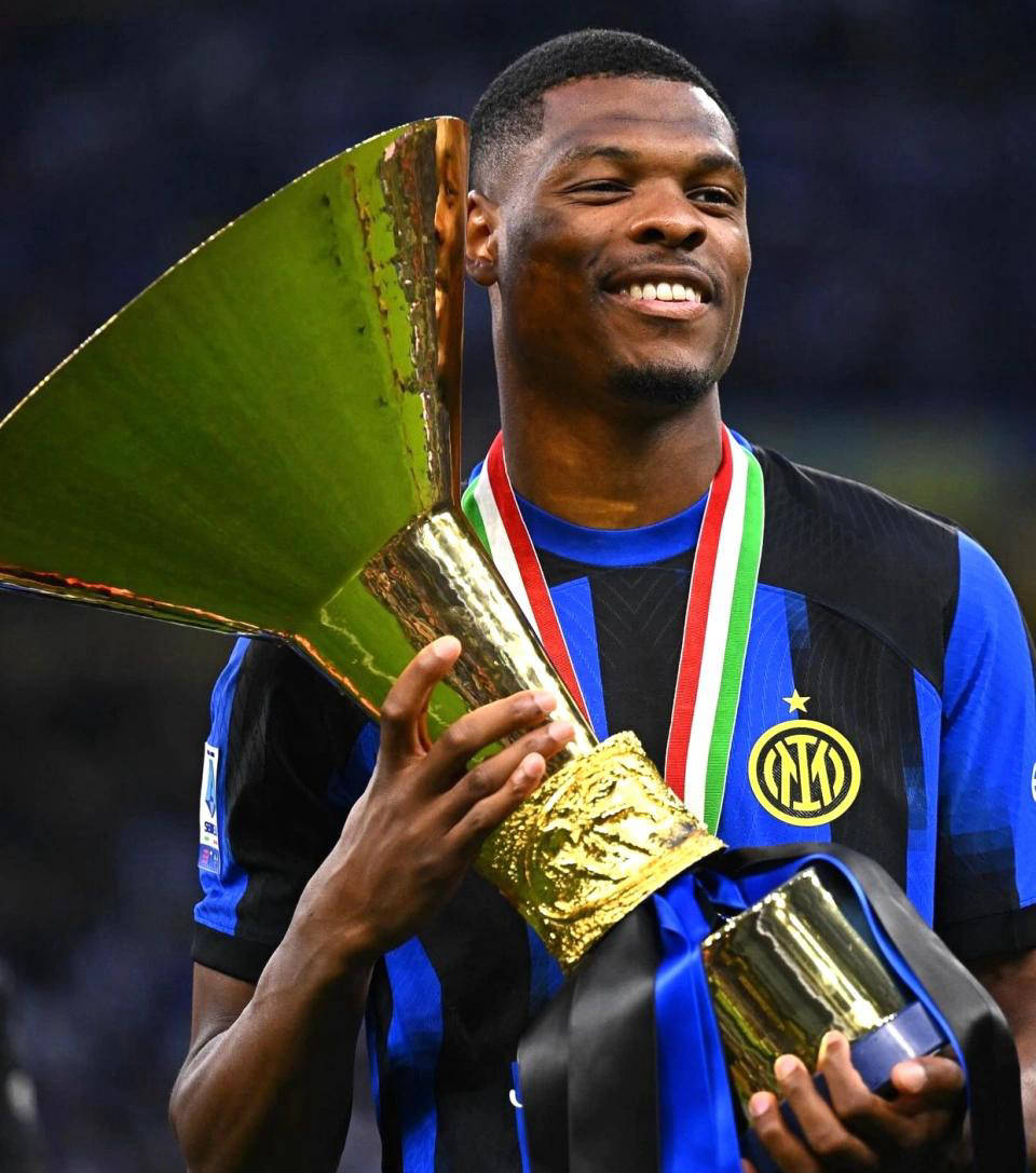 国米的无奈！邓弗里斯或将在夏季离队 解约金2500万曼城巴萨争抢在即